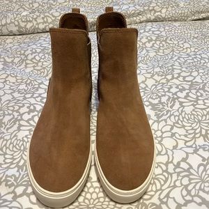 Ugg Women’s Muana Chelsea Boot/Sneaker.